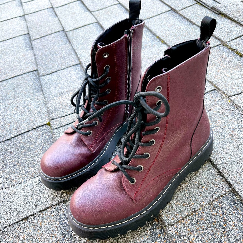 Combat boots